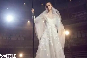 婚紗什么顏色好？婚紗買哪種顏色好？