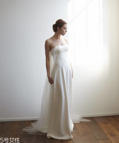 婚紗上面的機(jī)油怎么洗？婚紗沾上機(jī)油用什么洗？