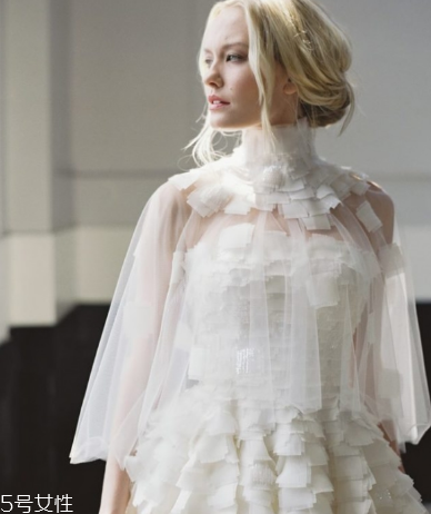 婚紗上面的機(jī)油怎么洗？婚紗沾上機(jī)油用什么洗？