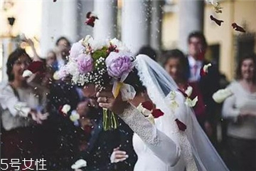 婚紗上面的機(jī)油怎么洗？婚紗沾上機(jī)油用什么洗？