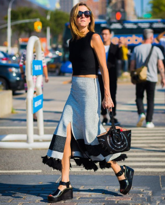 開(kāi)叉裙怎么穿 開(kāi)叉裙怎么防走光