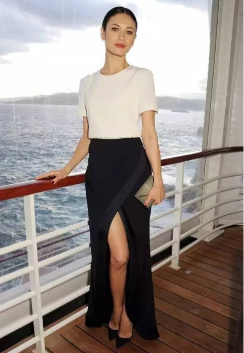 開(kāi)叉裙怎么穿 開(kāi)叉裙怎么防走光