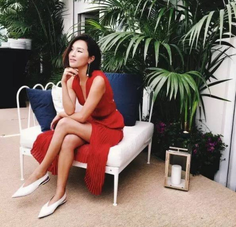 開(kāi)叉裙怎么穿 開(kāi)叉裙怎么防走光