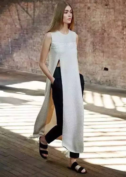 開(kāi)叉裙怎么穿 開(kāi)叉裙怎么防走光