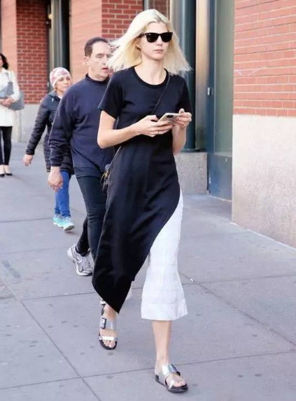 開(kāi)叉裙怎么穿 開(kāi)叉裙怎么防走光