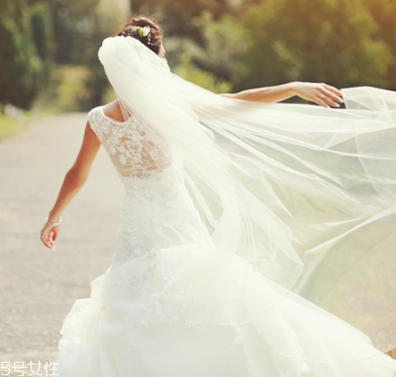 高定婚紗價(jià)格一般多少？婚紗高定要多少錢？