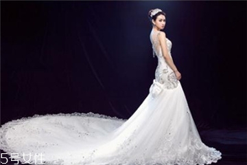 高定婚紗價(jià)格一般多少？婚紗高定要多少錢？