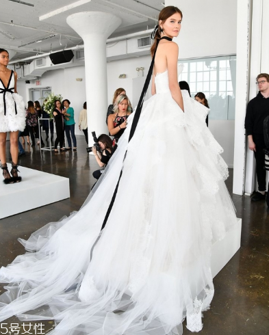 婚紗里面穿什么內(nèi)衣？婚紗里面怎么穿內(nèi)衣？