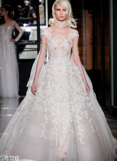 婚紗里面穿什么內(nèi)衣？婚紗里面怎么穿內(nèi)衣？