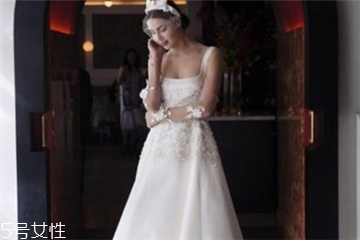 婚紗里面穿什么內(nèi)衣？婚紗里面怎么穿內(nèi)衣？