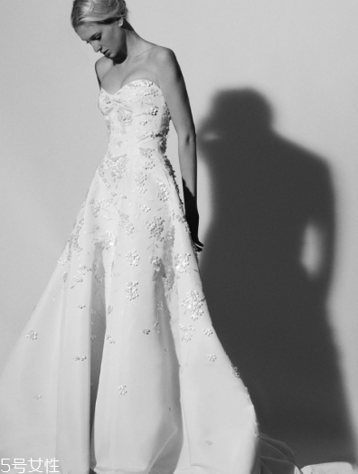 婚紗里面有胸墊嗎？婚紗是自帶胸墊嗎？