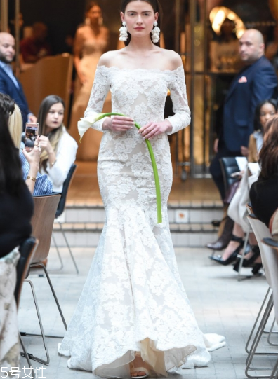 婚紗里面有胸墊嗎？婚紗是自帶胸墊嗎？