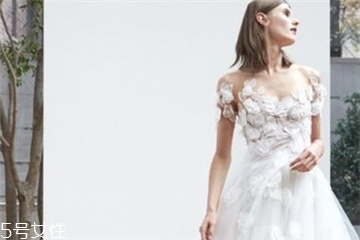 婚紗里面有胸墊嗎？婚紗是自帶胸墊嗎？