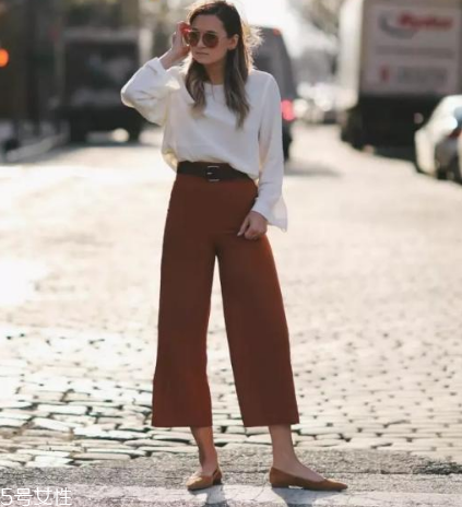 夏天闊腿褲如何搭配上衣？夏天闊腿褲搭配技巧