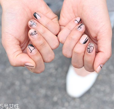 幾何圖案美甲圖片2022 永不落伍的幾何美甲 幾何圖案美甲圖片2022 永不落伍的幾何美甲