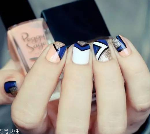 幾何圖案美甲圖片2022 永不落伍的幾何美甲 幾何圖案美甲圖片2022 永不落伍的幾何美甲