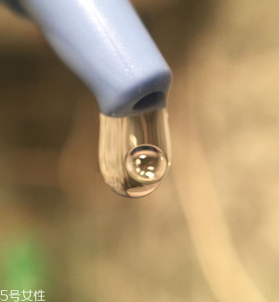 油皮能用精華嗎？油性皮膚能用精華液嗎？