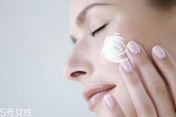 油皮可以不用乳液嗎？油皮只用水不用乳液可以嗎？