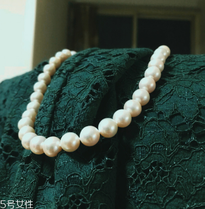 珍珠項鏈能戴著洗澡嗎？珍珠項鏈洗澡要摘下嗎？