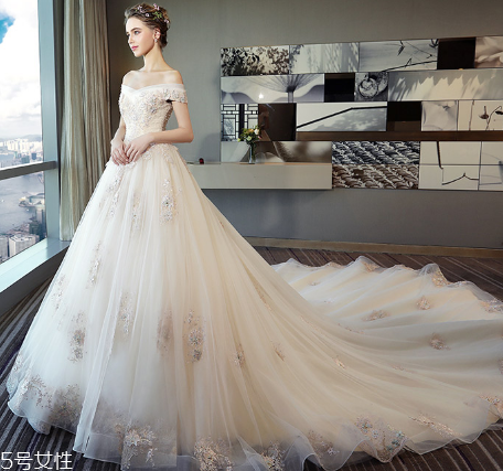 婚紗里面穿絲襪嗎？穿婚紗要穿絲襪嗎？