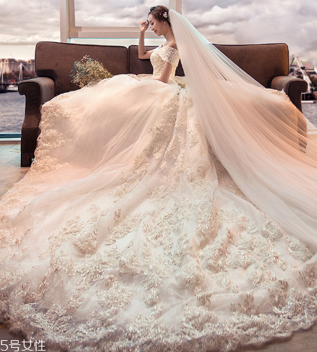 婚紗里面穿絲襪嗎？穿婚紗要穿絲襪嗎？