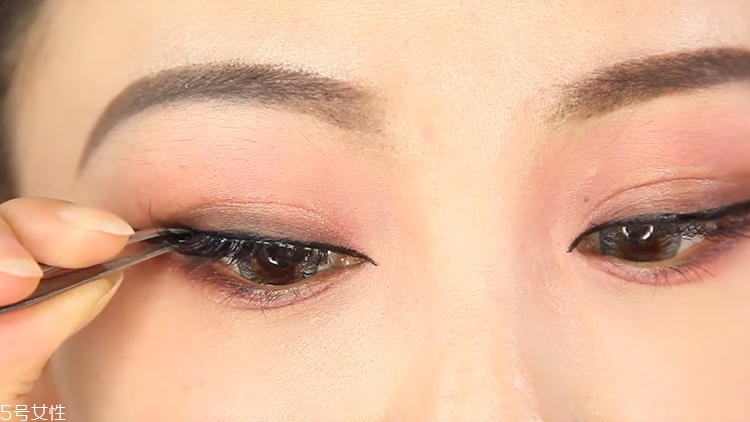 50年代復古妝容怎么畫 小性感輕復古妝容教程 50年代復古妝容怎么畫 小性感輕復古妝容教程