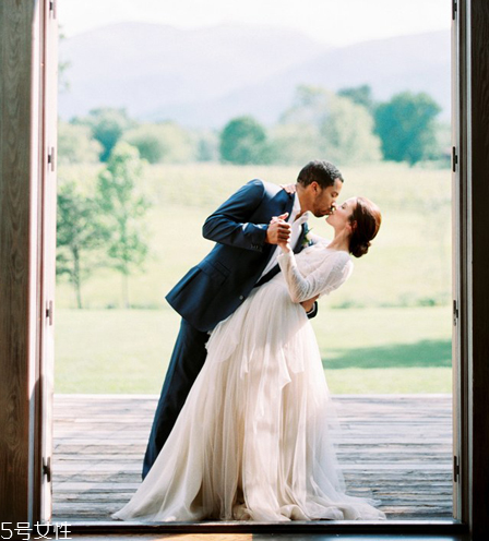 婚紗沾了粉底怎么清洗？婚紗蹭上粉底怎么洗？