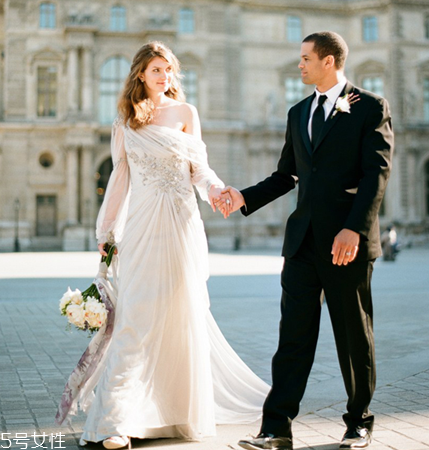 婚紗沾了粉底怎么清洗？婚紗蹭上粉底怎么洗？