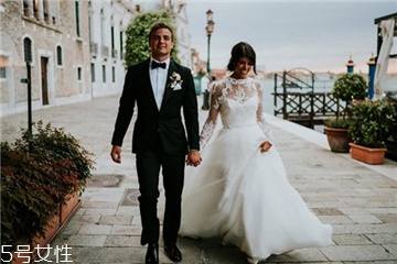 婚紗沾了粉底怎么清洗？婚紗蹭上粉底怎么洗？