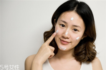 補(bǔ)隔離霜時要洗臉嗎 不洗臉可以涂隔離霜嗎 補(bǔ)隔離霜時要洗臉嗎 不洗臉可以涂隔離霜嗎