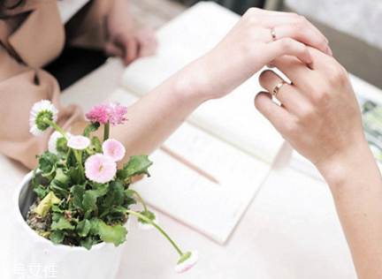 婚戒可以戴中指嗎？婚戒能戴在中指上嗎？