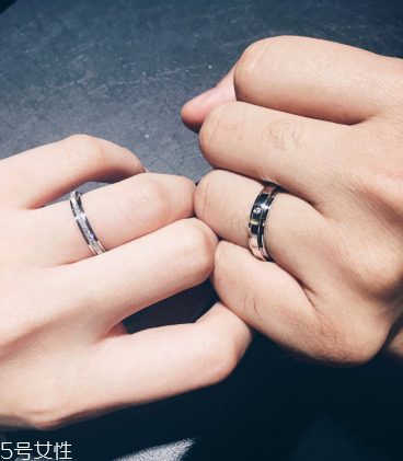 婚戒是男左女右嗎？婚戒應該戴左手還是右手？