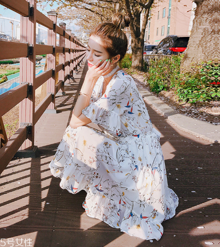 夏天荷葉邊怎么搭配？夏季荷葉邊穿搭指南