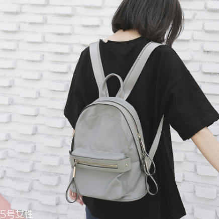 雙肩包怎么背好看？雙肩包搭配技巧