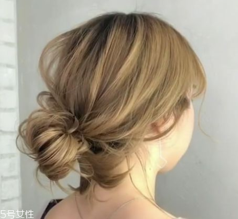 低發(fā)髻怎么盤(pán)發(fā)好看 洋氣不老氣的低發(fā)髻盤(pán)發(fā)