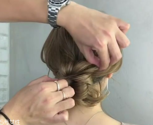 低發(fā)髻怎么盤(pán)發(fā)好看 洋氣不老氣的低發(fā)髻盤(pán)發(fā)