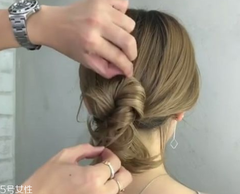 低發(fā)髻怎么盤(pán)發(fā)好看 洋氣不老氣的低發(fā)髻盤(pán)發(fā)