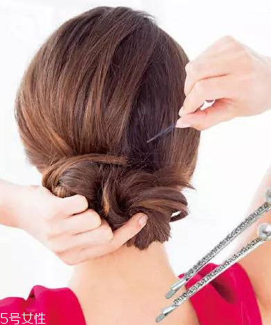 低發(fā)髻怎么盤(pán)發(fā)好看 洋氣不老氣的低發(fā)髻盤(pán)發(fā)
