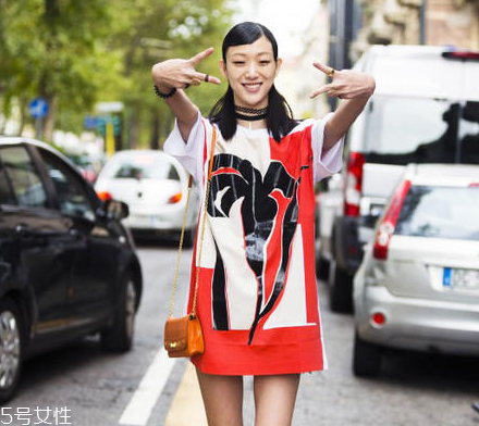 夏天白色t恤怎么搭配？夏季白t搭配竅門