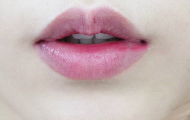 先涂口紅還是先涂唇蜜比較好