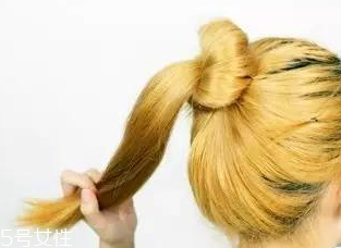 發(fā)量少簡單隨意丸子頭教程 發(fā)量少也能hold住的丸子頭 發(fā)量少簡單隨意丸子頭教程 發(fā)量少也能hold住的丸子頭