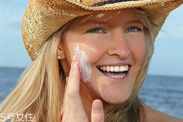 防曬霜可以當(dāng)隔離霜嗎 防曬霜可以替代隔離嗎 防曬霜可以當(dāng)隔離霜嗎 防曬霜可以替代隔離嗎
