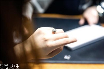 鉆戒會(huì)變色嗎？鉆戒變色怎么辦？