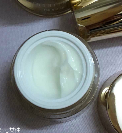 眼霜晚上用好還是白天用好？眼霜最佳使用時(shí)間