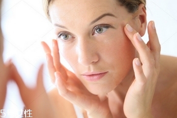 眼霜為什么要用無名指？為什么要用無名指涂眼霜？