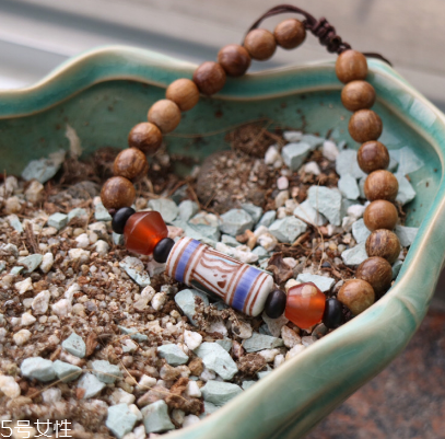 沉香手串怎么盤玩？沉香手串盤玩技巧