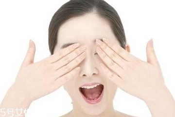 眼霜里的小勺怎么用？眼霜里的勺子如何使用