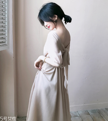 露背裝怎么搭配？露背裝搭配圖片