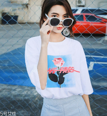 女生穿什么短袖好看？女生適合穿什么短袖？