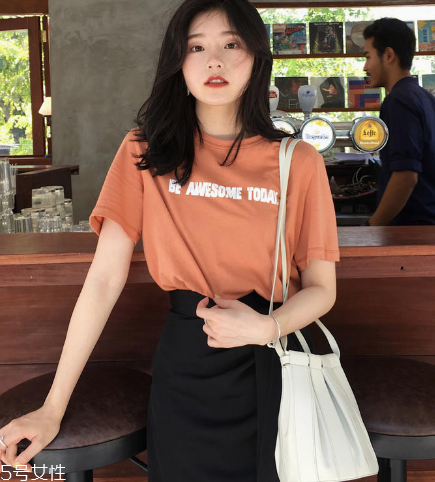 女生穿什么短袖好看？女生適合穿什么短袖？